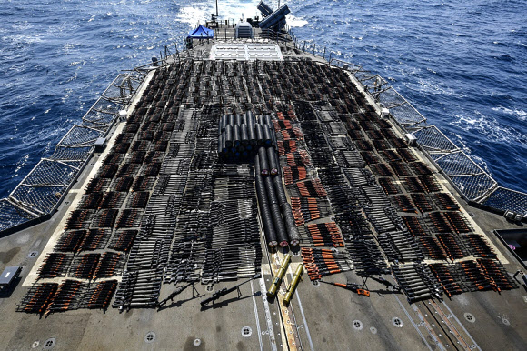 美 해군, 예멘 밀반입 추정 무기 수천정 압수 