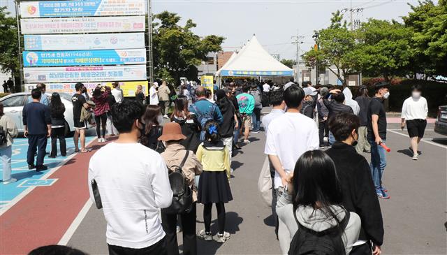 붐비는 제주보건소 선별진료소