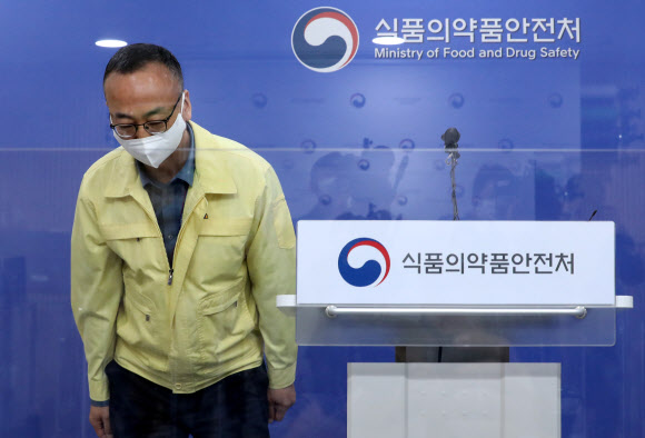 인사하는 김상봉 식품의약품안전처 바이오생약국장