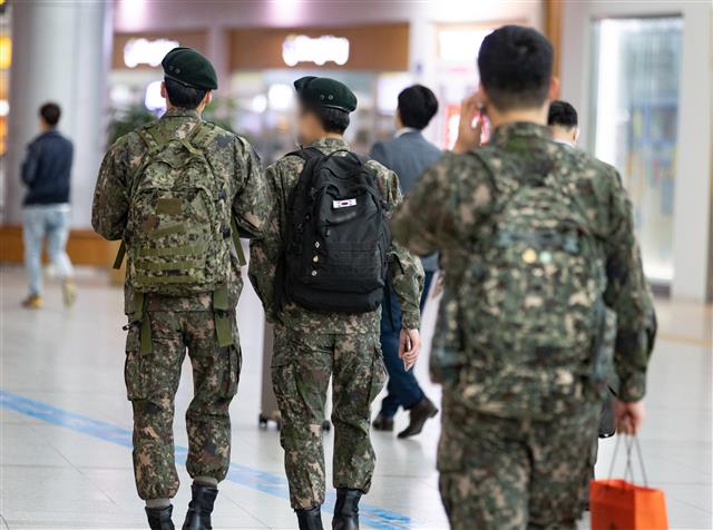 국방부는 30개월 이상 복무한 상등병 만기전역자의 특별진급을 위한 특별법이 14일 시행됐다고 밝혔다. 사진은 지난 5월 서울역을 찾은 군 장병들. 2021.5.10 뉴스1