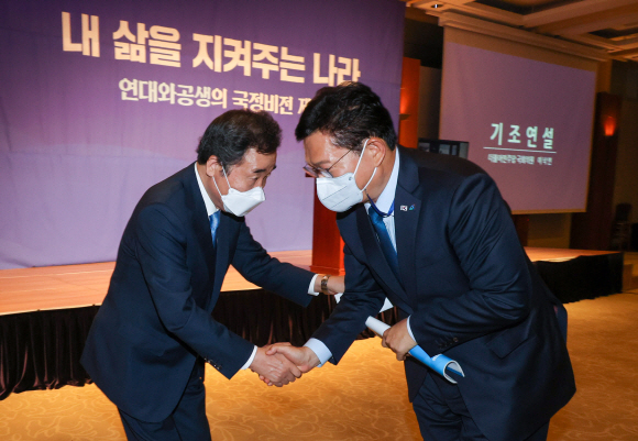 이낙연 전 더불어민주당 대표가 10일 오전 서울 용산구 백범김구기념관 컨벤셜홀에서 싱크탱크 ‘연대와 공생’ 주최로 열린 정책 심포지엄에서 송영길 당대표와 악수를 나누고 있다.2021. 5. 10 오장환 기자 5zzang@seoul.co.kr