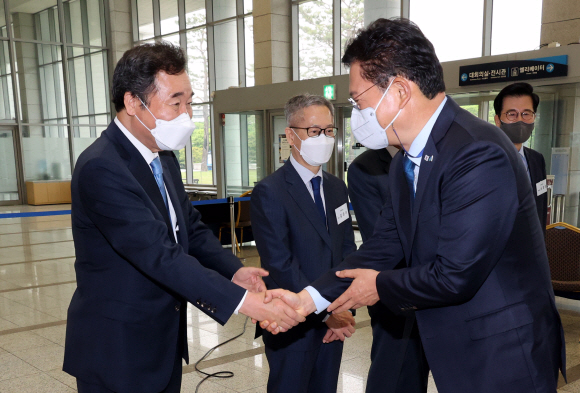 이낙연 전 더불어민주당 대표가 10일 오전 서울 용산구 백범김구기념관 컨벤셜홀에서 싱크탱크 ‘연대와 공생’ 주최로 열린 정책 심포지엄에서 송영길 당대표와 인사를 나누고 있다.2021. 5. 10 오장환 기자 5zzang@seoul.co.kr