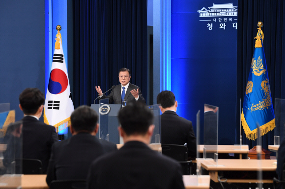 문재인 대통령이 10일 오전 청와대 춘추관에서 열린 취임 4주년 특별연설에서 기자들의 질의에 답하고 있다. 2021. 5. 10 도준석 기자 pado@seoul.co.kr