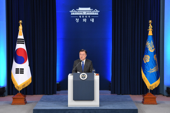 문재인 대통령이 10일 오전 청와대 춘추관에서 열린 취임 4주년 특별연설에서 기자들의 질의에 답하고 있다. 2021. 5. 10 도준석 기자 pado@seoul.co.kr