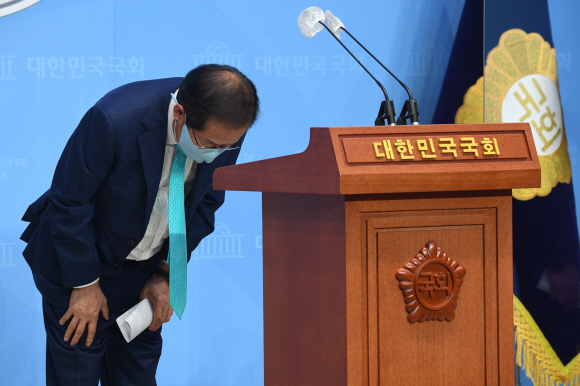 홍준표 무소속 의원이 10일 오전 서울 여의도 국회 소통관에서 기자회견을 열고 국민의힘에 복당할 것을 밝히고 있다. 2021. 5. 10 오장환 기자 5zzang@seoul.co.kr