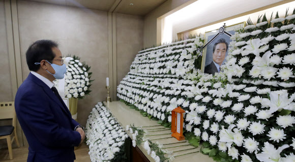 홍준표 의원, 이한동 전 총리 빈소 조문