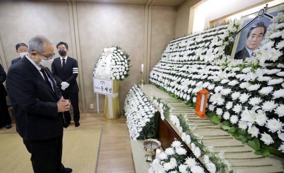 이한동 전 총리 빈소 조문하는 이수성 전 총리