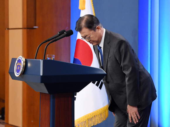 문재인 대통령이 10일 오전 청와대 춘추관에서 취임 4주년 특별연설에 앞서 인사하고 있다. 2021. 5. 10 도준석 기자 pado@seoul.co.kr