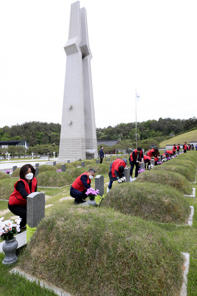 5.18민주묘지 묘비 닦는 국민의힘 초선의원들