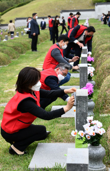 5.18민주묘지 묘비 닦는 국민의힘 초선의원들