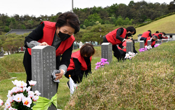 5.18민주묘지 묘비 닦는 국민의힘 초선의원들