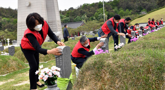 5.18민주묘지 묘비 닦는 국민의힘 초선의원들