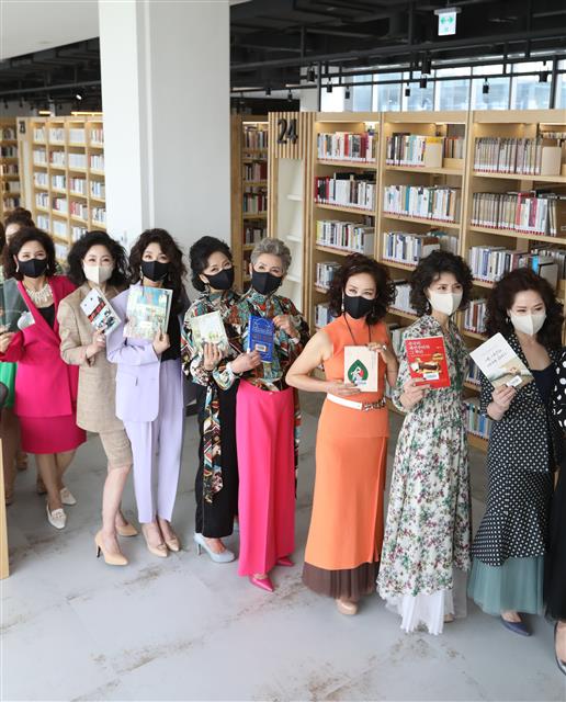 부산도서관에서 열린 ‘인생책 패션쇼’