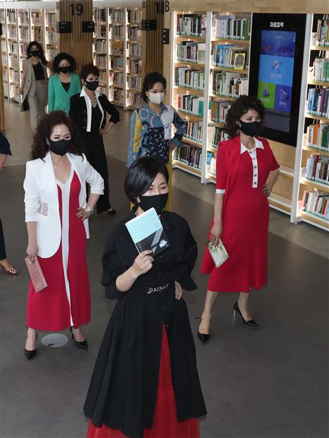 부산도서관에서 열린 ‘인생책 패션쇼’