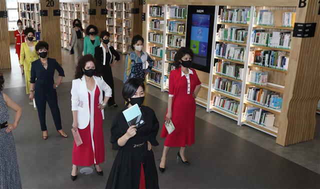 부산도서관에서 열린 ‘인생책 패션쇼’