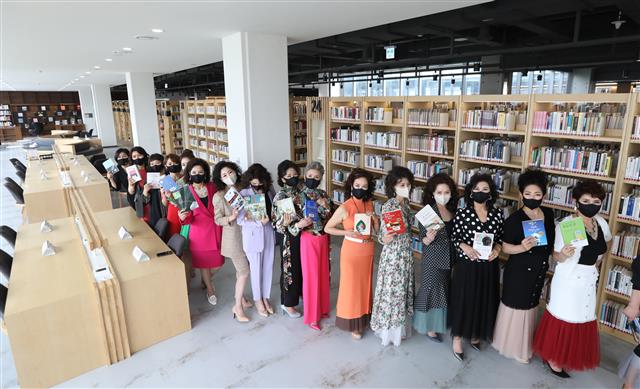 런웨이로 변한 도서관