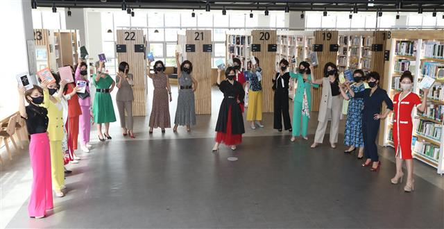 런웨이로 변신한 부산도서관