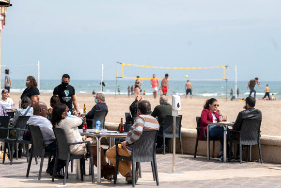 코로나19 규제 해제 첫날 붐비는 스페인 해변 식당 테라스