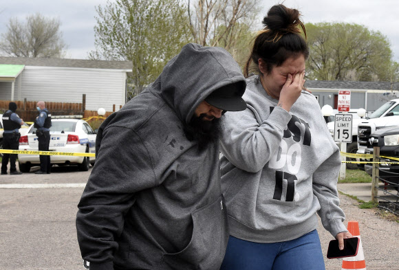9일(현지시간) 미국 콜로라도주 콜로라도스프링스 총격 현장에서 피해자 가족이 눈물을 흘리고 있다. AP