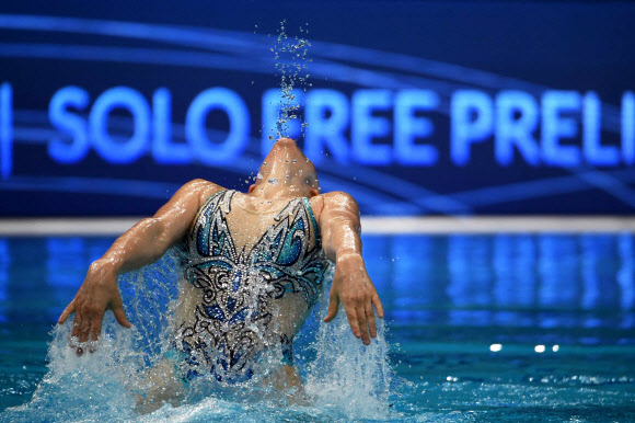 리히텐슈타인의 라라 메치니히가 10일(현지시간) 부다페스트 두나 아레나에서 열린 LEN 유럽 수상스포츠선수권대회(the LEN European Aquatics Championships)에서 수중발레 솔로 프리 예선에 출전하고 있다. AFP 연합뉴스