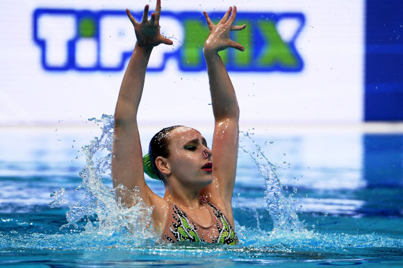 스위스의 일로나 파흐르니가 10일(현지시간) 부다페스트 두나 아레나에서 열린 LEN 유럽 수상스포츠선수권대회(the LEN European Aquatics Championships)에서 수중발레 솔로 프리 예선에 출전하고 있다. AFP 연합뉴스