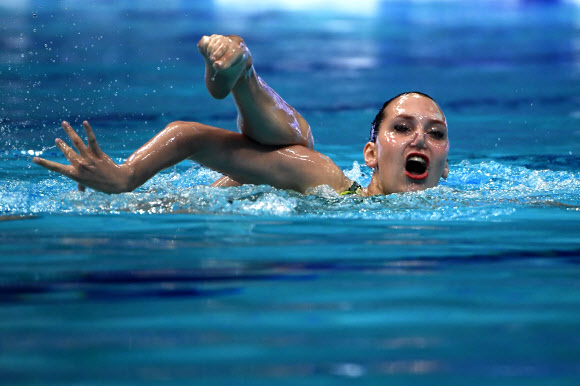우크라이나 마르타 피디나가 10일(현지시간) 부다페스트 두나 아레나에서 열린 LEN 유럽 수상스포츠선수권대회(the LEN European Aquatics Championships)에서 수중발레 솔로 프리 예선에 출전하고 있다. AFP 연합뉴스