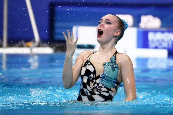 핀란드의 핀자 케키가 10일(현지시간) 부다페스트 두나 아레나에서 열린 LEN 유럽 수상스포츠선수권대회(the LEN European Aquatics Championships)에서 수중발레 솔로 프리 예선에 출전하고 있다. AFP 연합뉴스