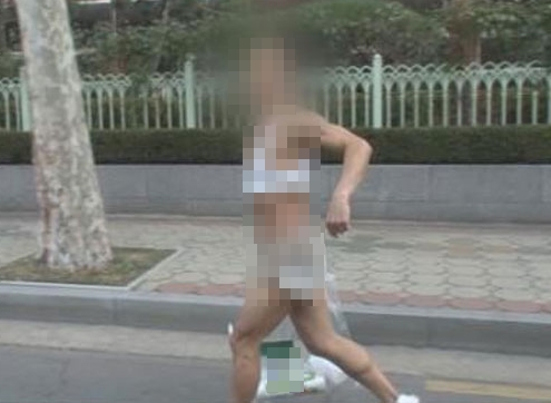 속옷만 입고 거리 달리는 남성 자료사진. 사진은 본문과 직접적인 관련이 없습니다. SBS 방송화면 캡처.
