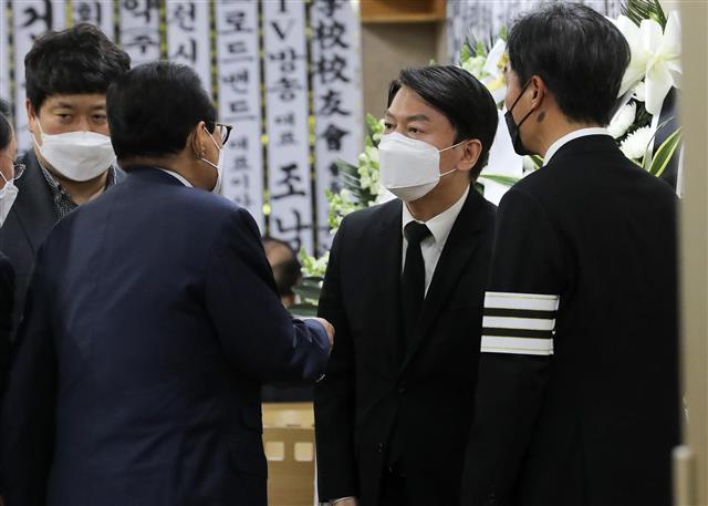 이한동 전 국무총리 빈소 찾은 안철수 대표