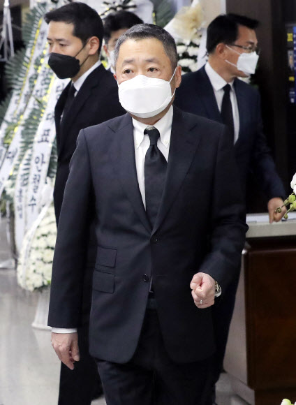 이한동 전 총리 빈소 찾은 박정원 회장