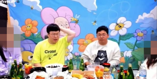 유관순 열사를 성적으로 모욕해 논란이 불거진 BJ봉준, 오메킴(왼쪽에서 두 번째, 세 번째). 아프리카TV 방송 캡처 
