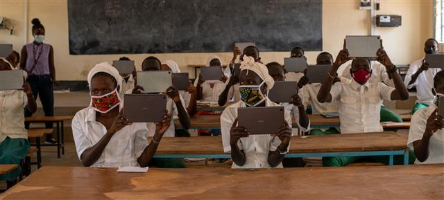 교실에서 삼성 갤럭시탭을 활용하는 케냐 카무마 난민촌 그린라이트 중등학교의 모습. 유엔난민기구 제공