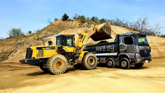 벤츠 5세대 덤프 뉴 아록스 출시