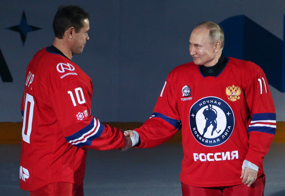 블라디미르 푸틴 러시아 대통령이 10일(현지시간) 흑해 연안 휴양 도시 소치의 볼쇼이 아이스 돔에서 자선행사로 열린 아마추어 아이스하키 경기에 앞서 NHL 스타 파벨 부레와 악수를 하고 있다. 타스 연합뉴스