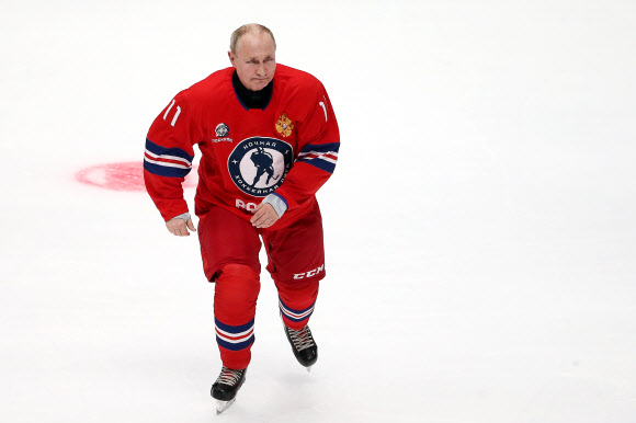 블라디미르 푸틴 러시아 대통령이 10일(현지시간) 흑해 연안 휴양 도시 소치의 볼쇼이 아이스 돔에서 자선행사로 열린 아마추어 아이스하키 경기에 참가하고 있다. 타스 연합뉴스