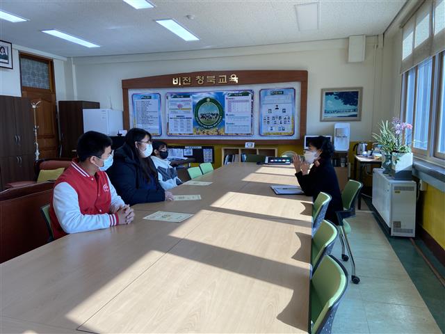 경기 평택시 청북중학교는 학생회장 선거를 교과 수업으로 끌어와 ‘살아 있는 선거교육’을 실시한다. 학교 곳곳의 문제점을 탐색하고 교장실에 찾아가 해결 방안을 모색해 공약으로 만드는 과정이 수업의 일환이다.  청북중학교 제공