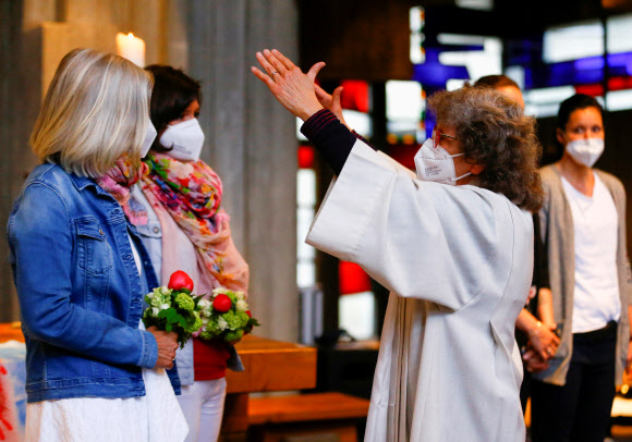 독일 쾰른의 한 성당에서 10일(현지시간) 성직자가 동성 커플을 축복하는 의식을 하고 있다. 쾰른 로이터 연합뉴스