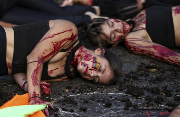 반정부 시위 중인 학생들이 11일(현지시간) 콜롬비아 칼리에서 연극 ‘누가 그들을 죽였는가’를 공연하고 있다. 콜롬비아인들은 오랫동안 그들의 요구를 무시해 왔고 부패가 만연하도록 허용했다고 느끼는 정부에 대해 전국적으로 항의해왔다. AP 연합뉴스