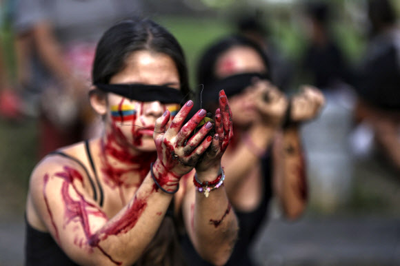 반정부 시위 중인 학생들이 11일(현지시간) 콜롬비아 칼리에서 연극 ‘누가 그들을 죽였는가’를 공연하고 있다. 콜롬비아인들은 오랫동안 그들의 요구를 무시해 왔고 부패가 만연하도록 허용했다고 느끼는 정부에 대해 전국적으로 항의해왔다. AP 연합뉴스