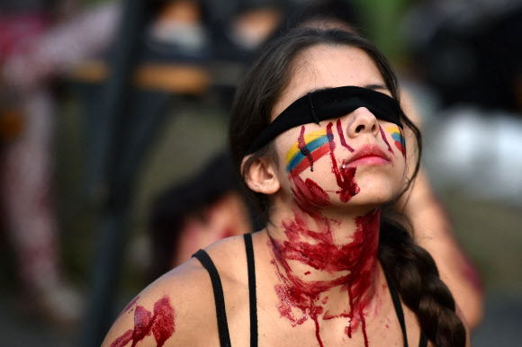 반정부 시위 중인 학생들이 11일(현지시간) 콜롬비아 칼리에서 연극 ‘누가 그들을 죽였는가’를 공연하고 있다. 콜롬비아인들은 오랫동안 그들의 요구를 무시해 왔고 부패가 만연하도록 허용했다고 느끼는 정부에 대해 전국적으로 항의해왔다. AP 연합뉴스