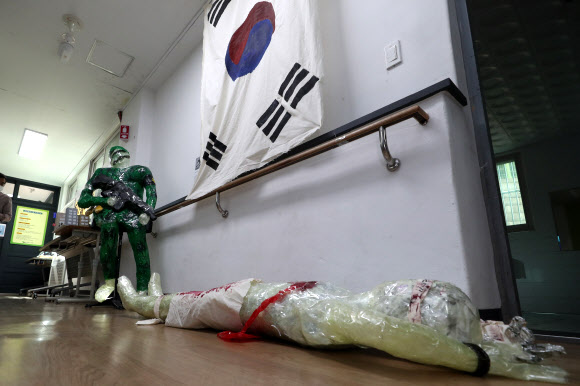 고교생이 미술작품으로 표현한 집단발포