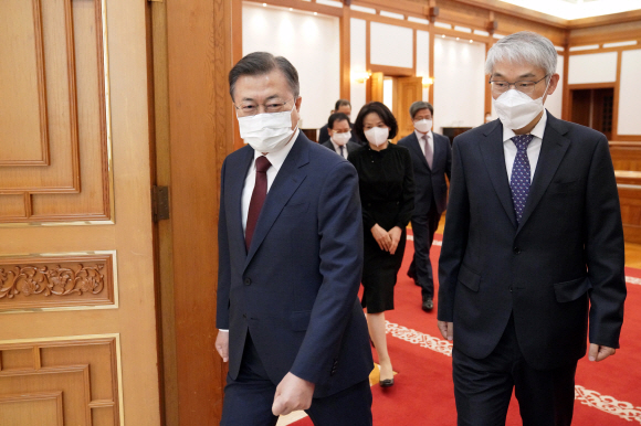 문재인 대통령이 12일 오전 청와대에서 천대엽 신임 대법관에게 임명장을 수여한 뒤 환담장으로 이동하고 있다. 2021. 5. 12 도준석 기자 pado@seoul.co.kr