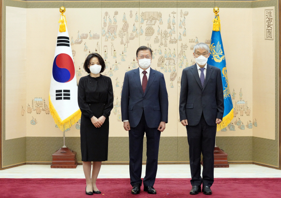 문재인 대통령이 12일 오전 청와대에서 천대엽 신임 대법관에게 임명장을 수여한 뒤 기념촬영을 하고 있다. 왼쪽부터 배우자 박미정씨, 문 대통령, 천 대법관. 2021. 5. 12 도준석 기자 pado@seoul.co.kr