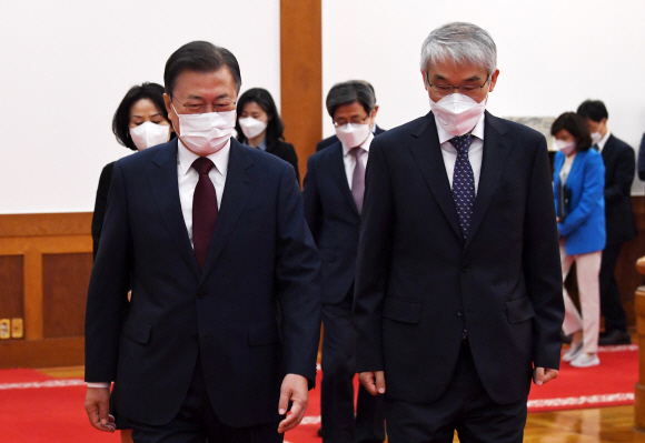 문재인 대통령이 12일 오전 청와대에서 천대엽 신임 대법관에게 임명장을 수여한 뒤 환담장으로 이동하고 있다. 2021. 5. 12 도준석 기자 pado@seoul.co.kr