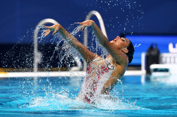 이탈리아의 마르타 무루가 12일(현지시간) 부다페스트 두나 아레나에서 열린 LEN 유럽 수중스포츠 선수권대회에서 수중발레 솔로 프리 결승전에 출전해 멋진 연기를 선보이고 있다.2021-05-12 AFP 연합뉴스