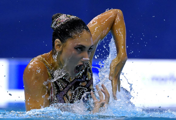 그리스의 에반젤리아 플라타니오티가 11일(현지시간) 헝가리 부다페스트 두나 아레나에서 열린 LEN 유럽 수중스포츠 선수권대회에서 수중발레 솔로 테크니컬 결승전에 출전해 멋진 연기를 선보이고 있다.2021-05-12 AP 연합뉴스