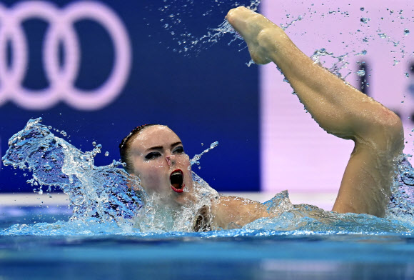 핀란드의 핀자 케키가 11일(현지시간) 헝가리 부다페스트 두나 아레나에서 열린 LEN 유럽 수중스포츠 선수권대회에서 수중발레 솔로 테크니컬 결승전에 출전해 멋진 연기를 선보이고 있다.2021-05-12 EPA 연합뉴스