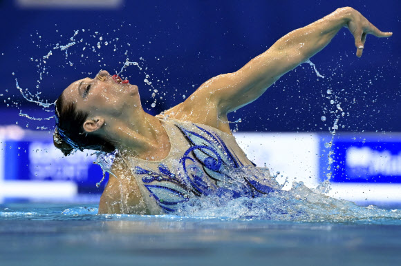 체코 알츠베타 두프코바가 11일(현지시간) 헝가리 부다페스트 두나 아레나에서 열린 LEN 유럽 수중스포츠 선수권대회에서 수중발레 솔로 테크니컬 결승전에 출전해 멋진 연기를 선보이고 있다.2021-05-12 EPA 연합뉴스