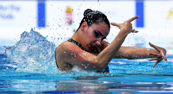 오스트리아의 바실리키 알렉산드리가 11일(현지시간) 부다페스트 두나 아레나에서 열린 LEN 유럽 수중스포츠 선수권대회에서 수중발레 솔로 테크니컬 결승전에 출전해 멋진 연기를 선보이고 있다.2021-05-12 AFP 연합뉴스