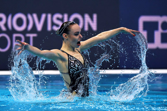 벨로루시 바실리나 칸도슈카가 12일(현지시간) 부다페스트 두나 아레나에서 열린 LEN 유럽 수중스포츠 선수권대회에서 수중발레 솔로 프리 결승전에 출전해 멋진 연기를 선보이고 있다.2021-05-12 AFP 연합뉴스